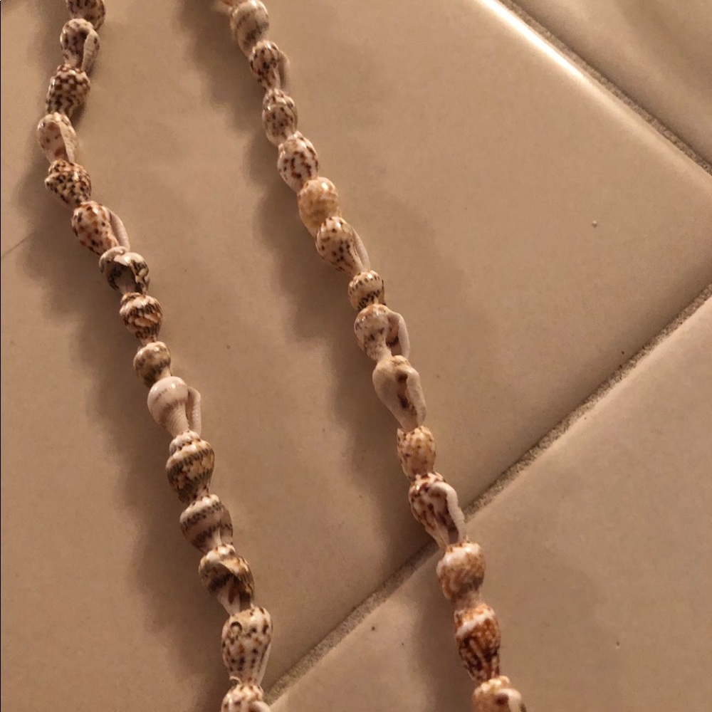 BN Shell Necklace - Picture 2 of 3